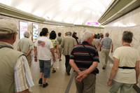 Reisegäste gehen zur U-Bahn