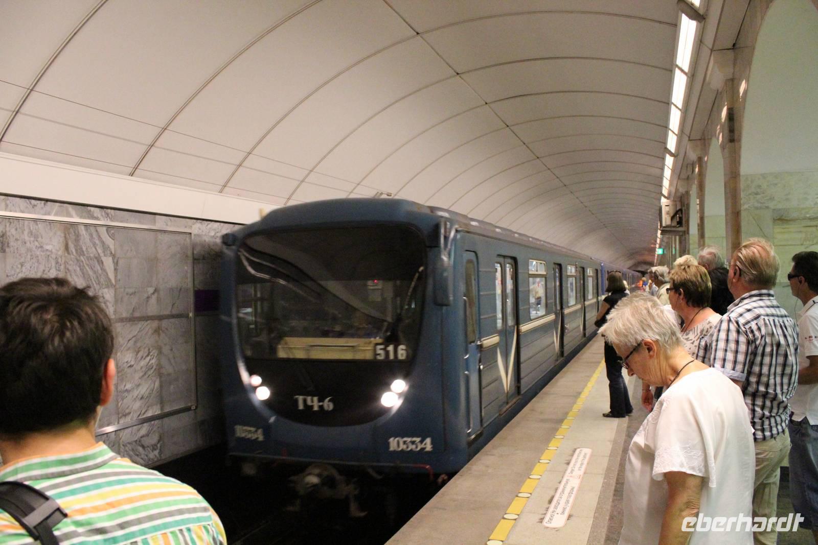 Einfahrende U-Bahn in St. Petersburg