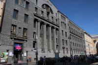 Gebäude vor dem Triumphbogen zum Alexander Platz