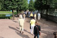 Reisegäste im Garten des Katharina Palast