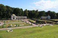 Der Garten des Peterhofs mit noch nicht aktivierten Springbrunnen