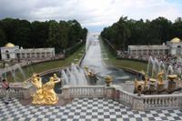 Aktivierte Springbrunnen des Peterhofs