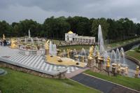 Springbrunnen im Garten des Peterhofs