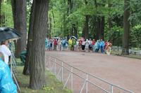 Peterhof Gäste warten auf das Wasserspiel