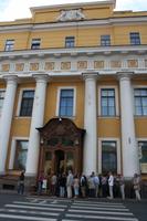 Reisegäste vor dem Eingang des Yusopof Palast