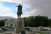 Vor dem Alexander-Newskij-Kloster