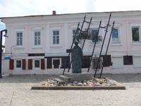 Russland, Burjatien, Ulan-Ude, ehem.Gefängnis mit dem Denkmal für wartende Frau mit Kind