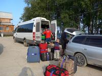 Russland, Burjatien, Baikalsee, Posolsky Sor, 3 Männer laden Koffer