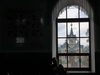 Russland, Sljudjanka, Blick durchs Bahnhoffenster zur Kirche