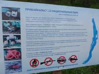 Russland, Baikalsee, Polovinnia, Hinweistafel im Pribaltisky-Nationalpark