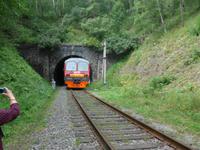 Russland, Baikalsee, Polovinnia, der Touristenzug kommt