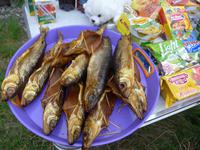 Russland, Baikalsee, Polovinnia, geräucherter Omul