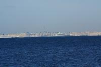 Blick auf die Stadt von der Ostseeküste im Peterhof