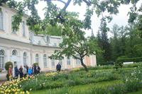 Igor erzählt vor der Orangerie in Peterhof