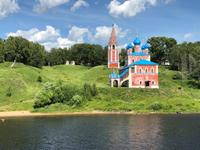 Kleine Kirchen am Ufer