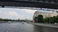 Moskau, Ausflugsschiff vor dem Kreml