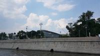 Moskau, Ausflugsschiff vor der Philharmonie