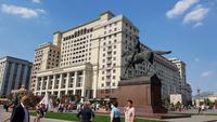 Moskau, Hotel Four Seasons mit Revolutionsplatz