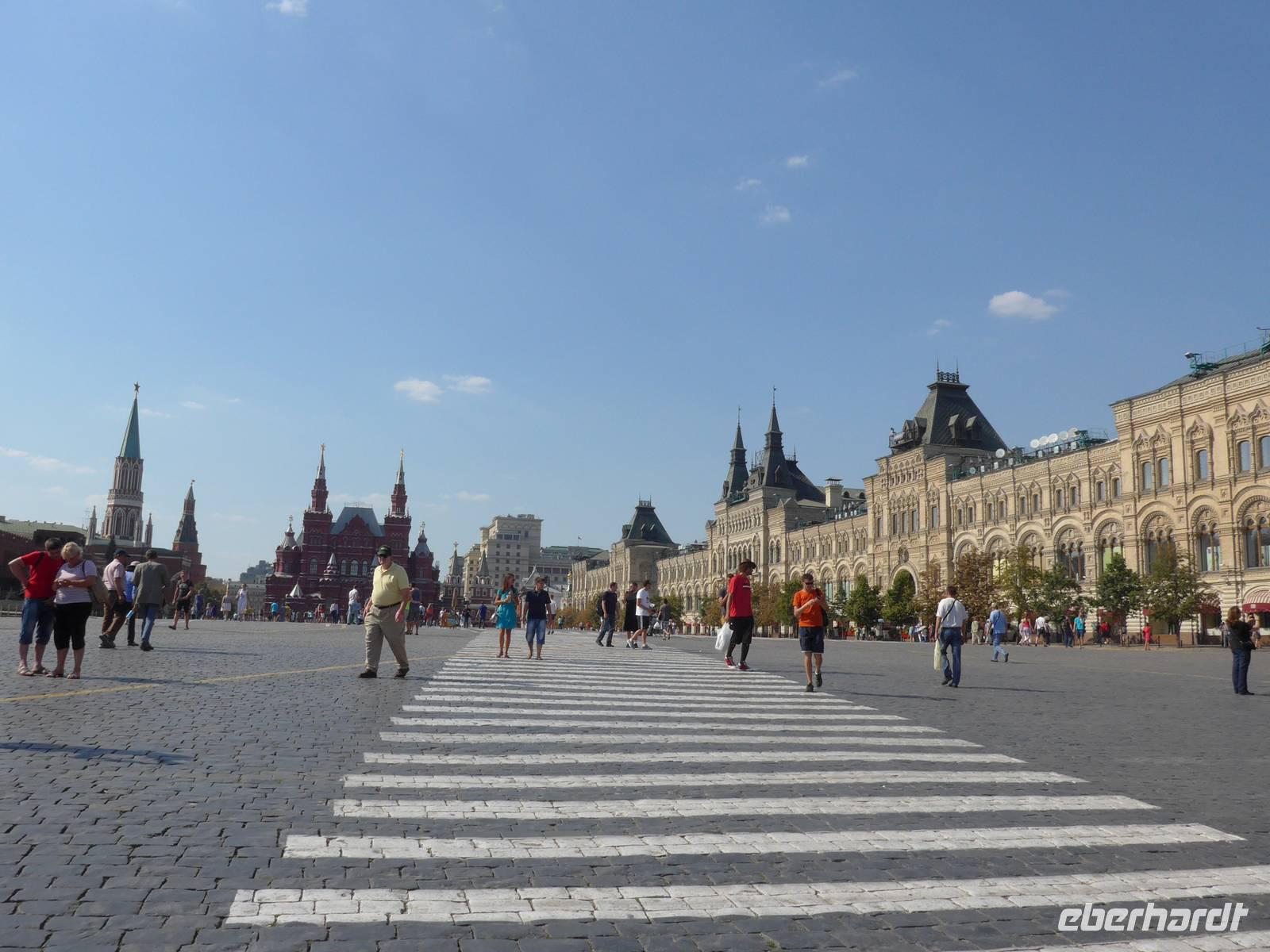 Russland, Moskau,  Roter Platz, Kaufhaus GUM, hist. Museum im Hintergrund 
