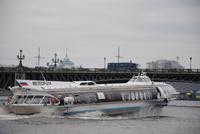 Schnellboot auf der Neva