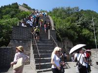 Viele Touristen besuchen die Große Mauer