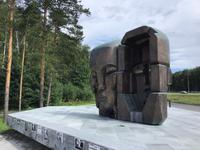 Zwei Gesichter - Denkmal