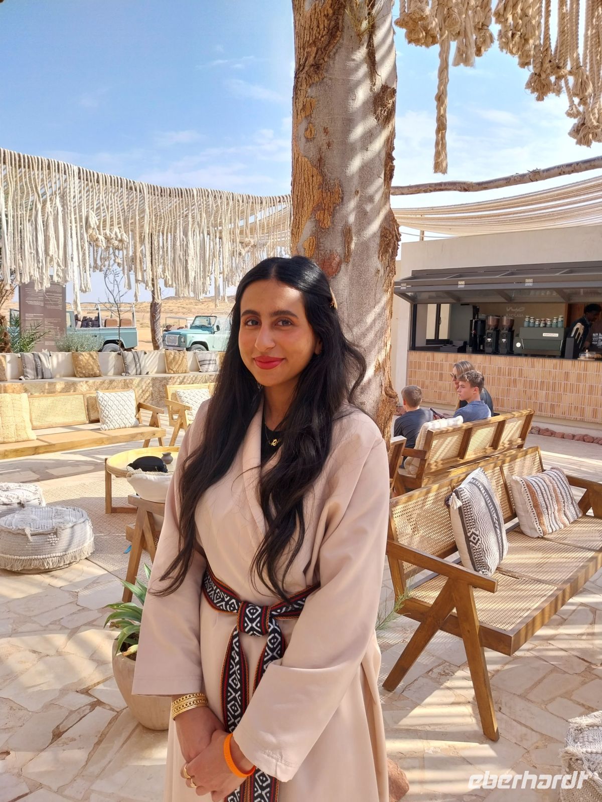 Al Ula Besucherzentrum Hegra (Foto mit Einverständnis der Dame)