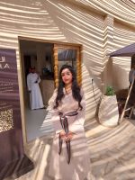 Al Ula Besucherzentrum Hegra (Foto mit Einverständnis der Dame)