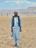 sudanesischer Gastarbeiter, der die Kamele hütet