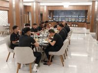 Gäste beim Abendessen: Fußballteam von Al Ula