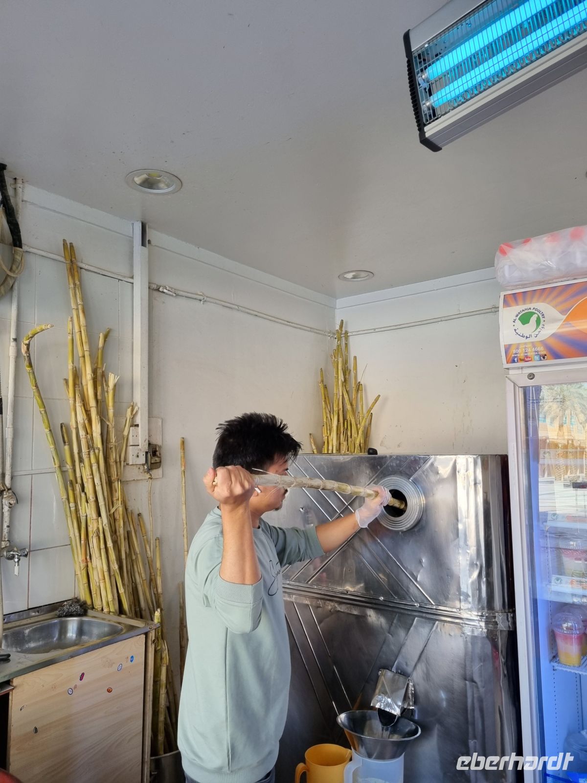 Riad - Zubereitung von Zuckerrohrsaft mit Zitrone