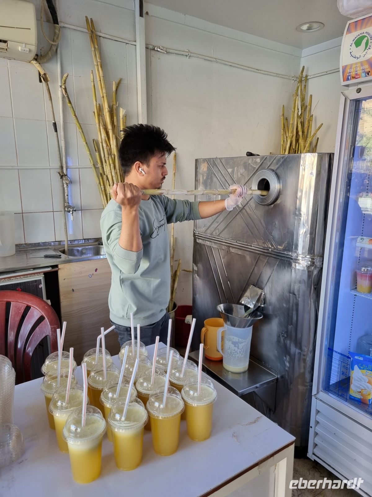 Riad - Zubereitung von Zuckerrohrsaft mit Zitrone