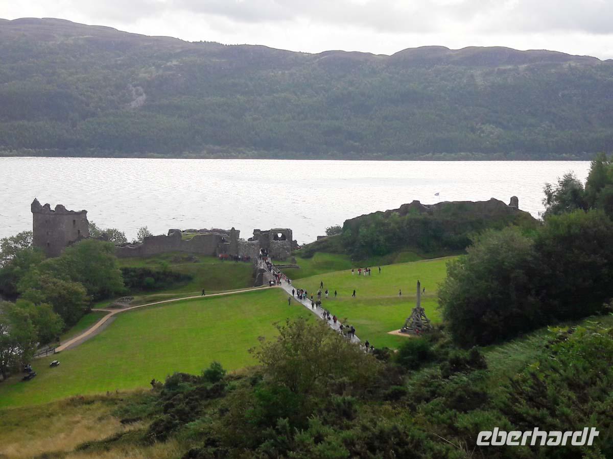 Blick auf Urquard Castle und Loch Ness
