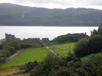 Blick auf Urquard Castle und Loch Ness