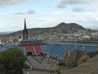 Edinburgh - Tribüne für das Tattoo und Arthurs Seats