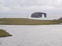 Dore Island - der Felsen des trinkenden Perdes, Eshaness, Shetlands