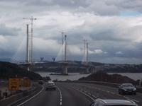 Blick zur im Bau befindlichen Firth of Forth Bridge