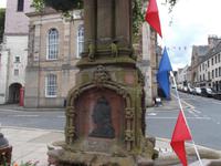 Marktkreuz Jedburgh mit Victoria-Plakette