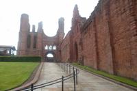 die gewaltige Abtei von der Stadt her