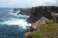 Harte Brandung an den Vulkanfelsen von Easheness