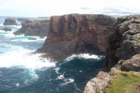 Harte Brandung an den Vulkanfelsen von Easheness