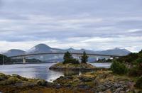 099 Blick von Kyle of Lochalsh zur Skye Bridge und den Cullin Hills