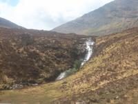 Wasserfall von Loch Ainot auf Skye