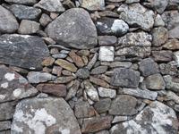 Zierelement in der Außenmauer der Kirche von Roghadal