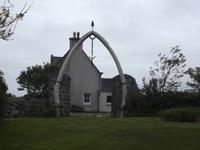 Torbogen aus Blauwalknochen mit Harpune