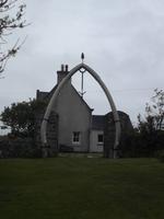 Torbogen aus Blauwalknochen mit Harpune