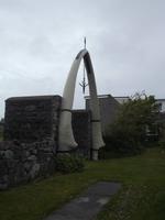 Torbogen aus Blauwalknochen mit Harpune