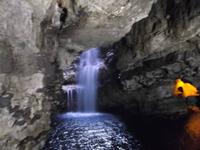 Wasserfall in der Höhle Smoo Cave