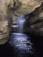 Wasserfall in der Höhle Smoo Cave