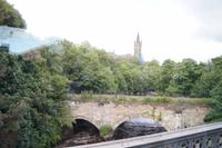 Glasgows Universität und der River Kelvin mit Hochwasser